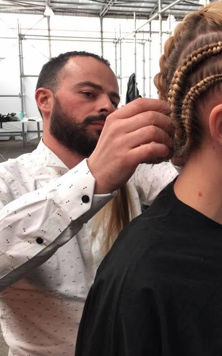 Filippo Oghittu al lavoro nel backstage di una sfilata
